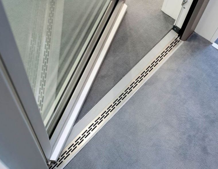 Η λύση κατωφλίου εξαφανίζεται στο έδαφος και εξασφαλίζει μια εκλεπτυσμένη εμφάνιση.